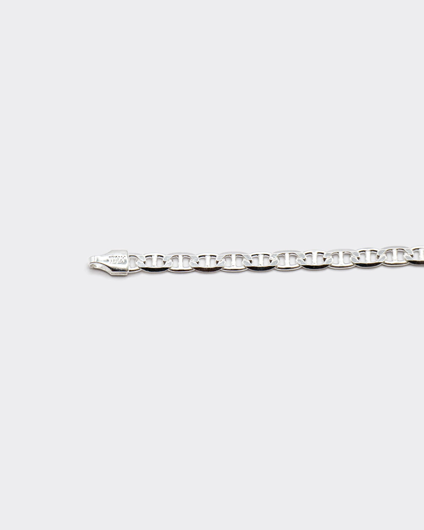 The Marina bracelet is a unisex jewelry made of 925 sterling silver and crafted in Italy. It is inspired by the nautical knots and maritime elegance of the Mediterranean coast.