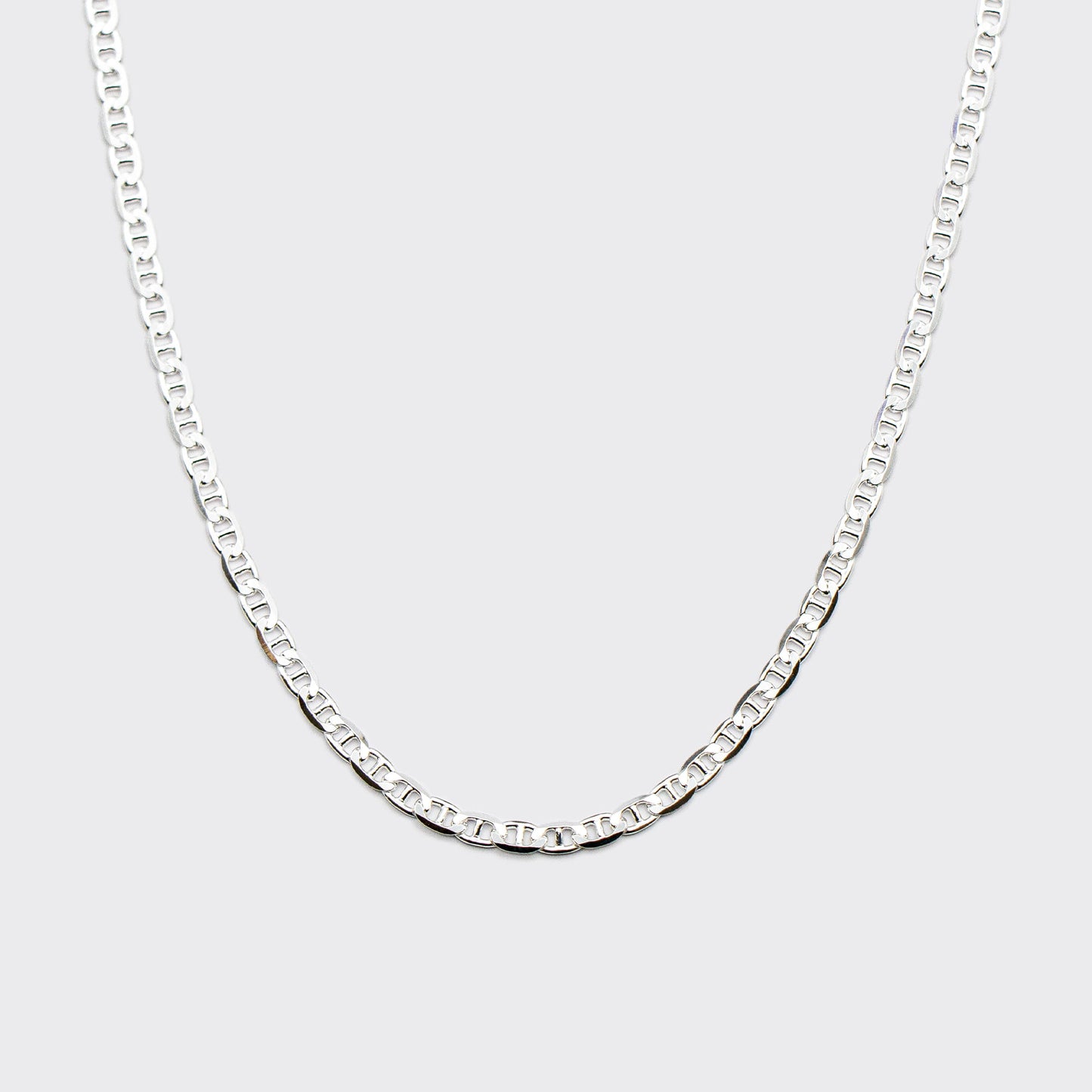 The Marina chain is a unisex necklace made of 925 sterling silver and crafted in Italy. It is inspired by the nautical knots and maritime elegance of the Mediterranean coast.