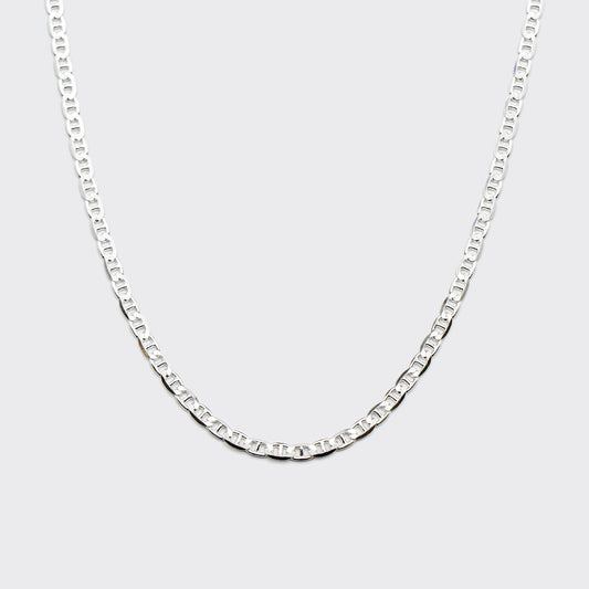 The Marina chain is a unisex necklace made of 925 sterling silver and crafted in Italy. It is inspired by the nautical knots and maritime elegance of the Mediterranean coast.