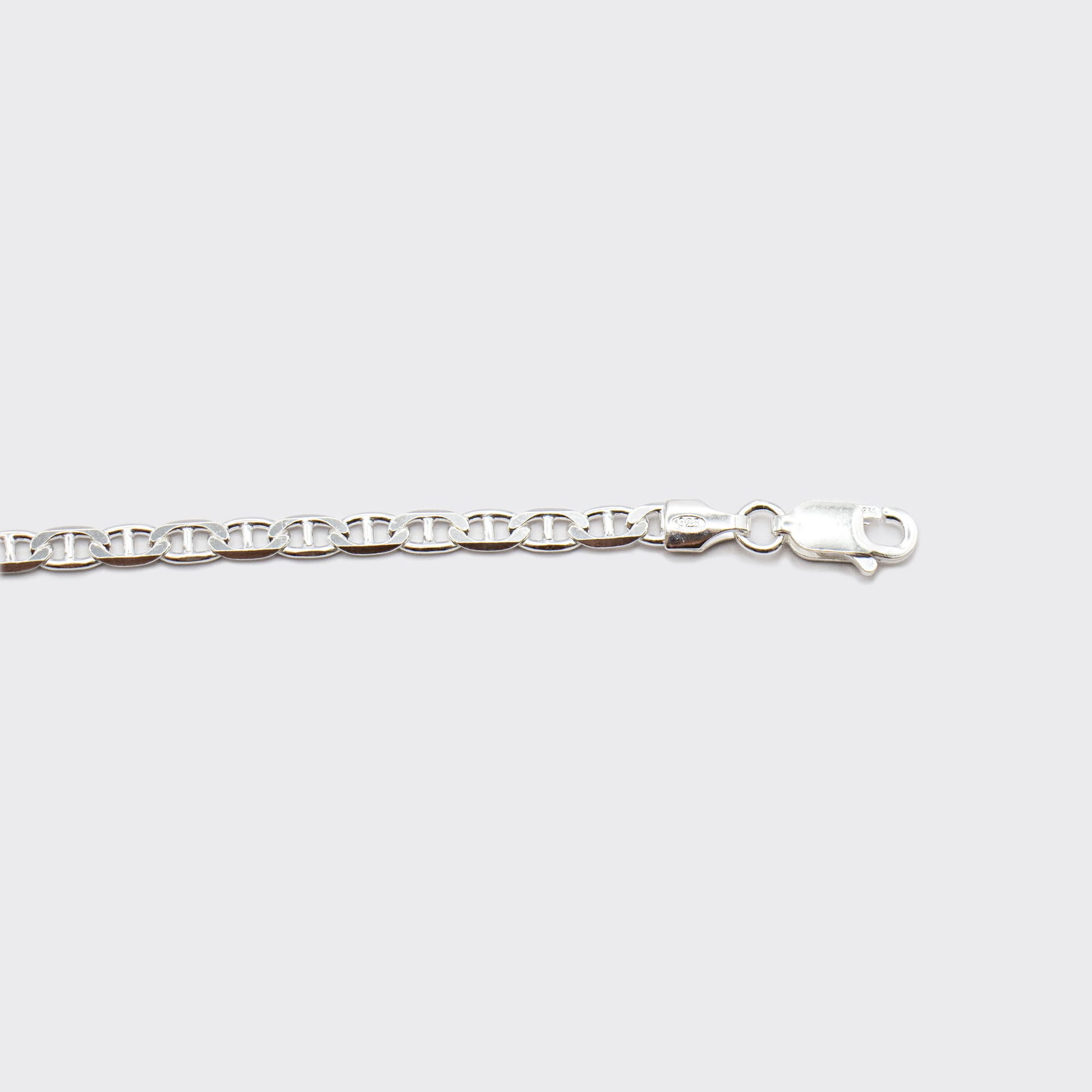 The Marina chain is a unisex necklace made of 925 sterling silver and crafted in Italy. It is inspired by the nautical knots and maritime elegance of the Mediterranean coast.