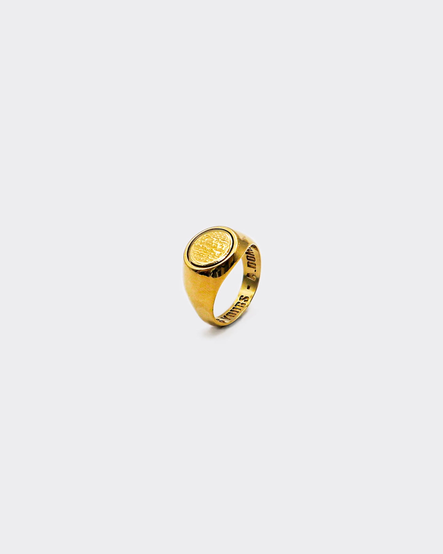 Atelier Domingo's Original gold ring is made in Spain. This unisex ring is for both men and women. This jewelry is made of a high-quality 24 karat gold plating. A timeless ring for both men and women.