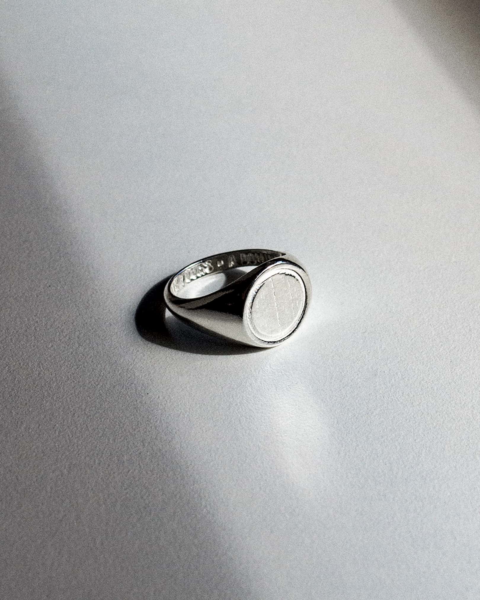 Atelier Domingo's Original silver ring is made in Spain. This unisex ring is for both men and women. This jewelry is made of a high-quality 925 Sterling silver plating. A timeless ring for both men and women.