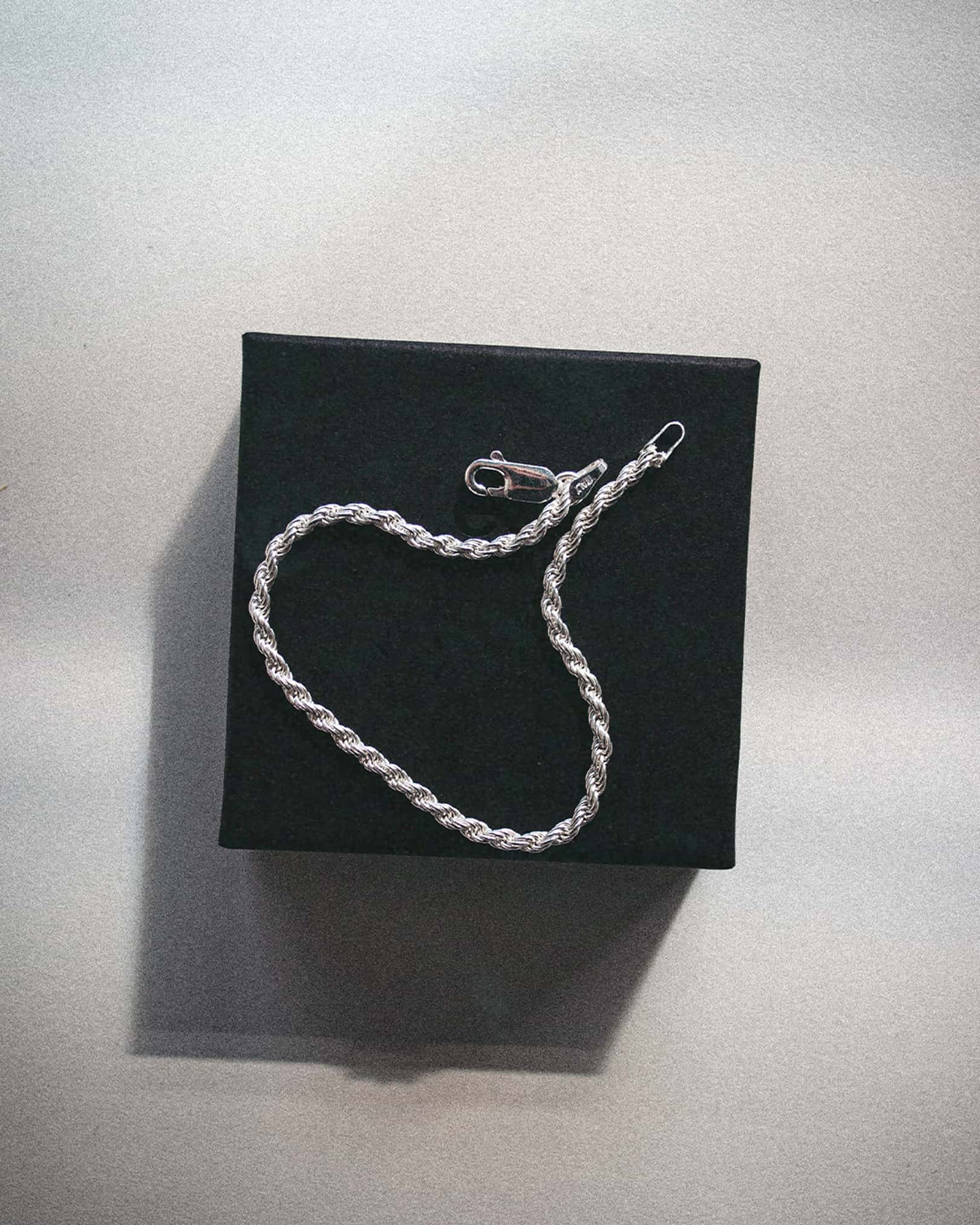 The Rope bracelet is an elegant and unisex piece of jewelry, crafted in Italy and made of 925 Sterling Silver. Every jewelry is designed by Atelier Domingo's in France and is made to be worn by both men and women.