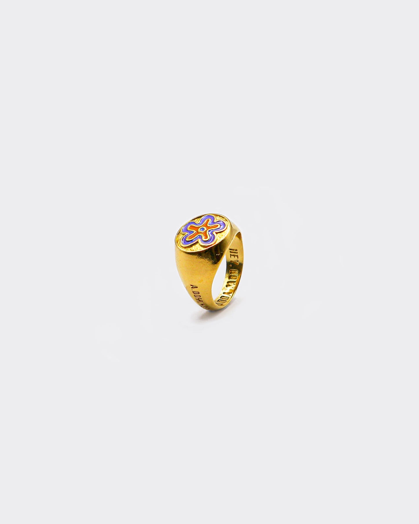 Atelier Domingo's Soul ring is our tribute to the hip-hop group De La Soul. This ring has been designed in France and is made for both men and women. This jewelry is made of a high-quality 24 karat gold plating.