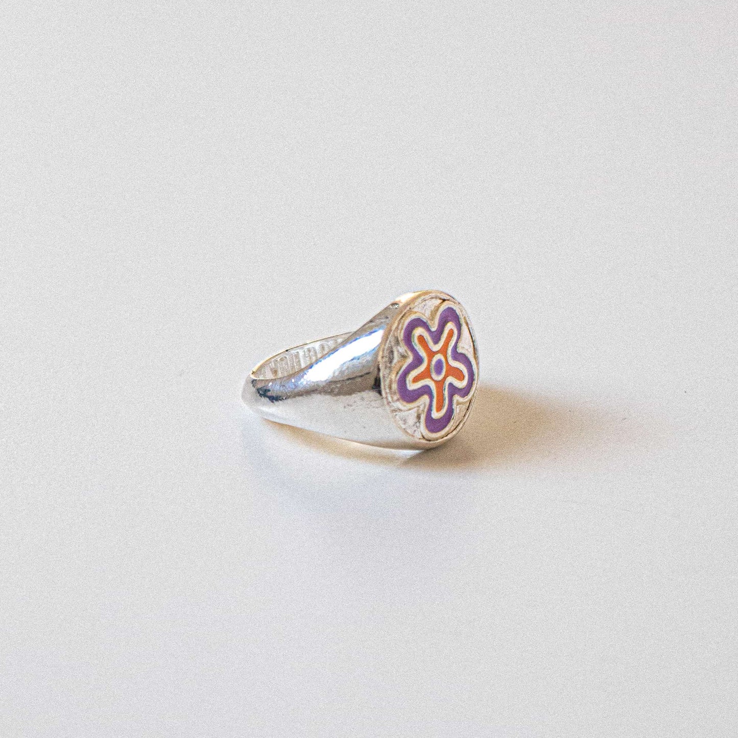 Atelier Domingo's Soul ring is our tribute to the hip-hop group De La Soul. This ring has been designed in France and is made for both men and women. This jewelry is made of a high-quality 925 Sterling silver plating.