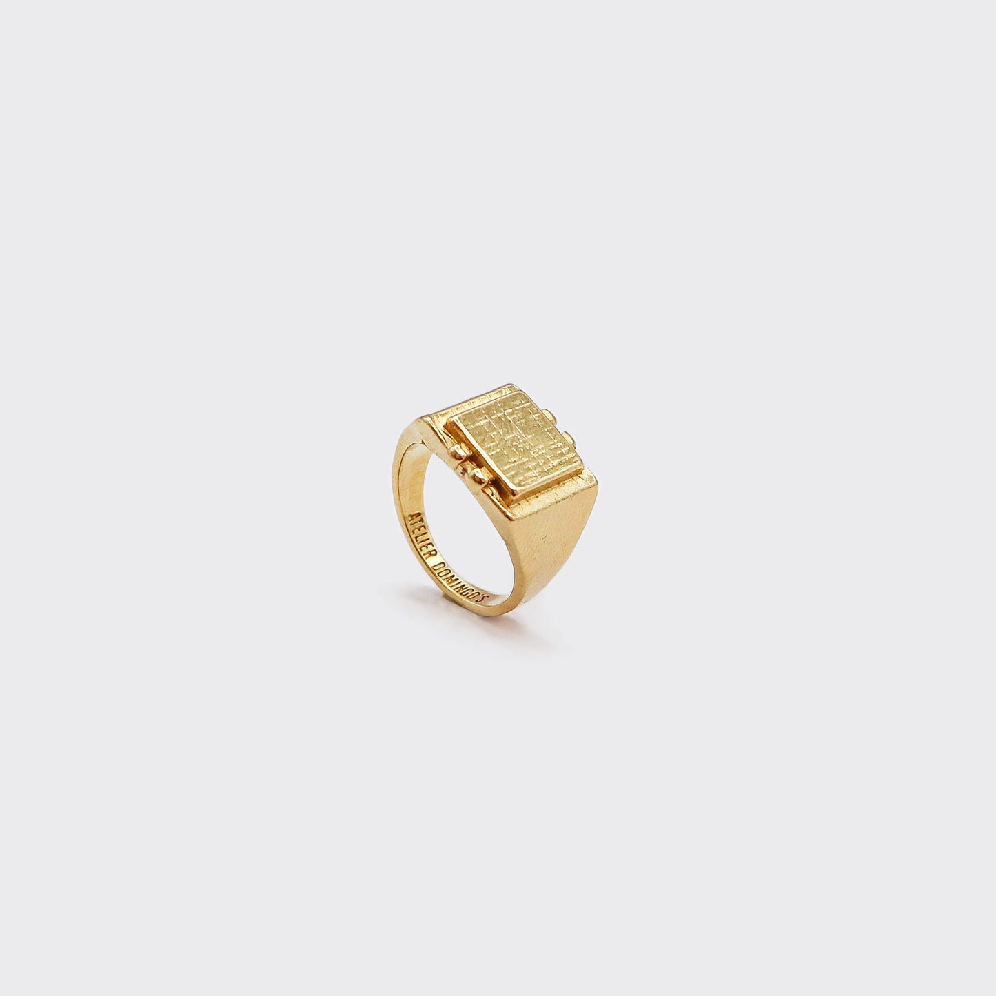 Atelier Domingo's Square ring is a promise of timeless elegance. This ring has been designed in France and is made in Spain, for both men and women. Handcrafted for a vintage finishing, this jewelry is made of a high-quality 24 karat gold plating.