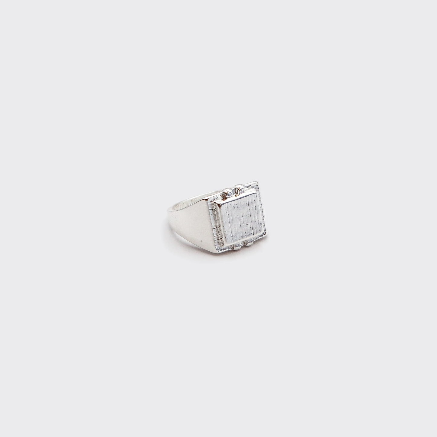 Atelier Domingo's Square ring is a promise of timeless elegance. This ring has been designed in France and is made in Spain, for both men and women. Handcrafted for a vintage finishing, this jewelry is made of a high-quality 925 Sterling silver plating.