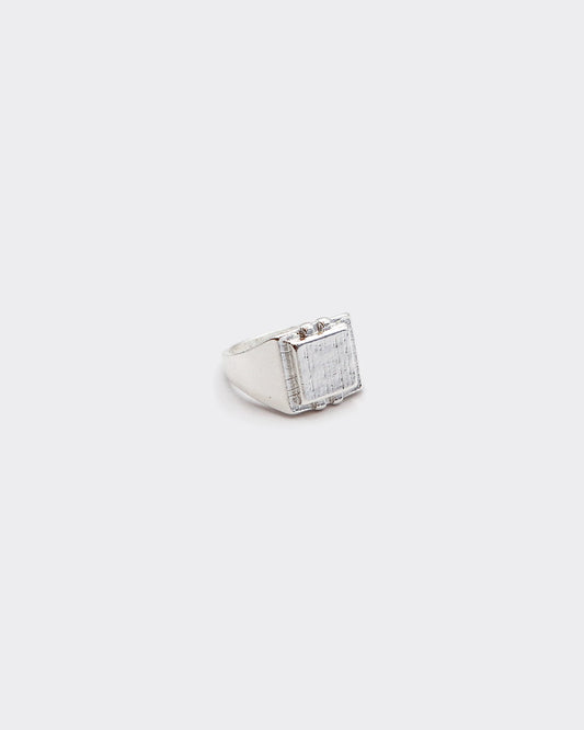 Atelier Domingo's Square ring is a promise of timeless elegance. This ring has been designed in France and is made in Spain, for both men and women. Handcrafted for a vintage finishing, this jewelry is made of a high-quality 925 Sterling silver plating.