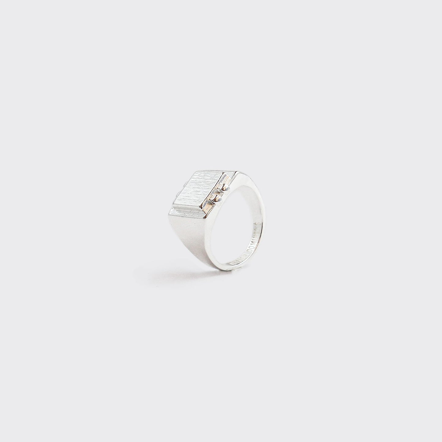 Atelier Domingo's Square ring is a promise of timeless elegance. This ring has been designed in France and is made in Spain, for both men and women. Handcrafted for a vintage finishing, this jewelry is made of a high-quality 925 Sterling silver plating.