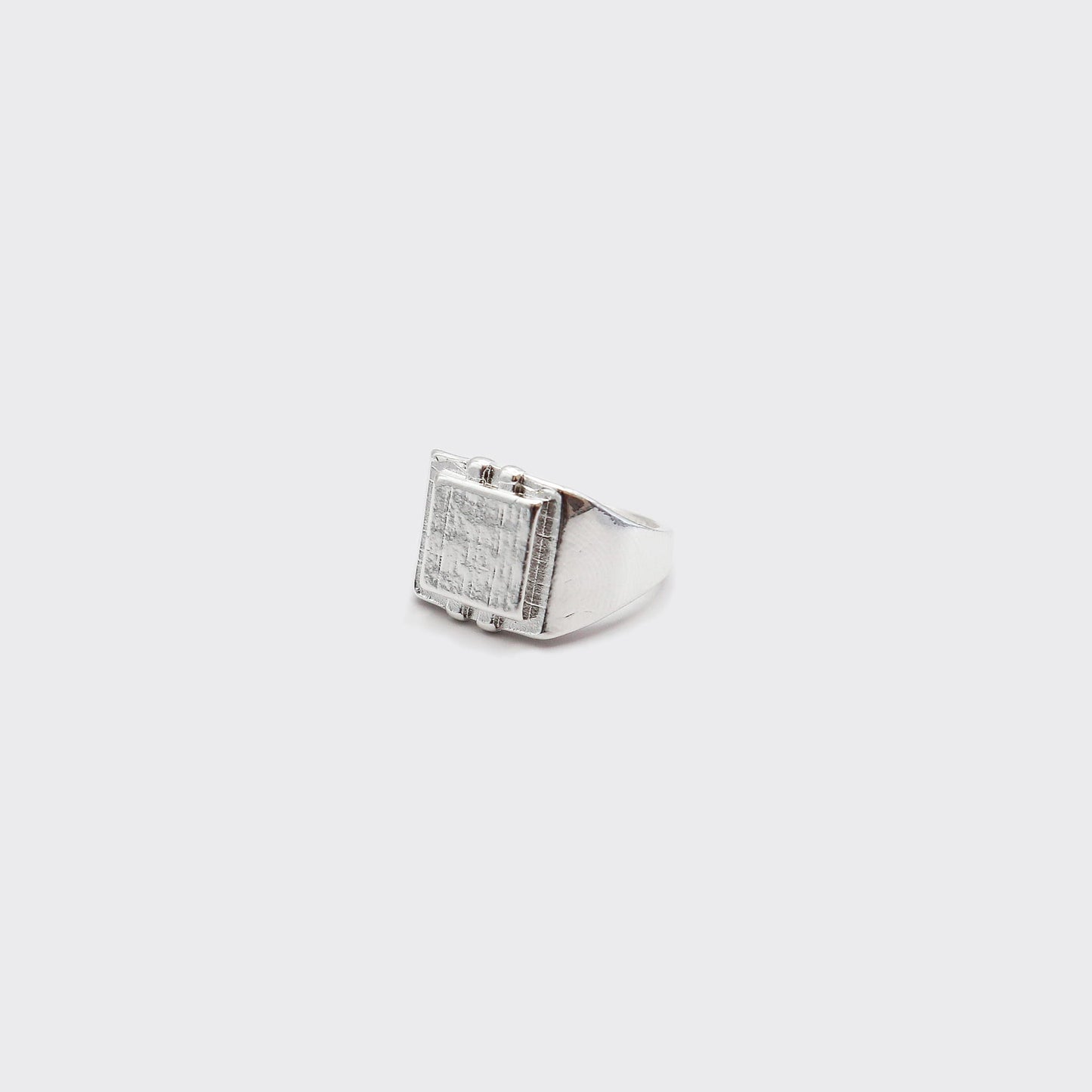 Atelier Domingo's Square ring is a promise of timeless elegance. This ring has been designed in France and is made in Spain, for both men and women. Handcrafted for a vintage finishing, this jewelry is made of a high-quality 925 Sterling silver plating.