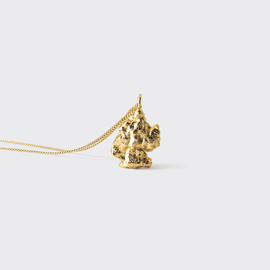 Atelier Domingo's Brooklyn necklace recalls a gold nugget. The pendant is made of a high-quality 24 karat gold plating. The cuban chain is made of 925 sterling silver with a high quality 18 karat gold plating. This necklace is unisex, made in Spain for both men and women.