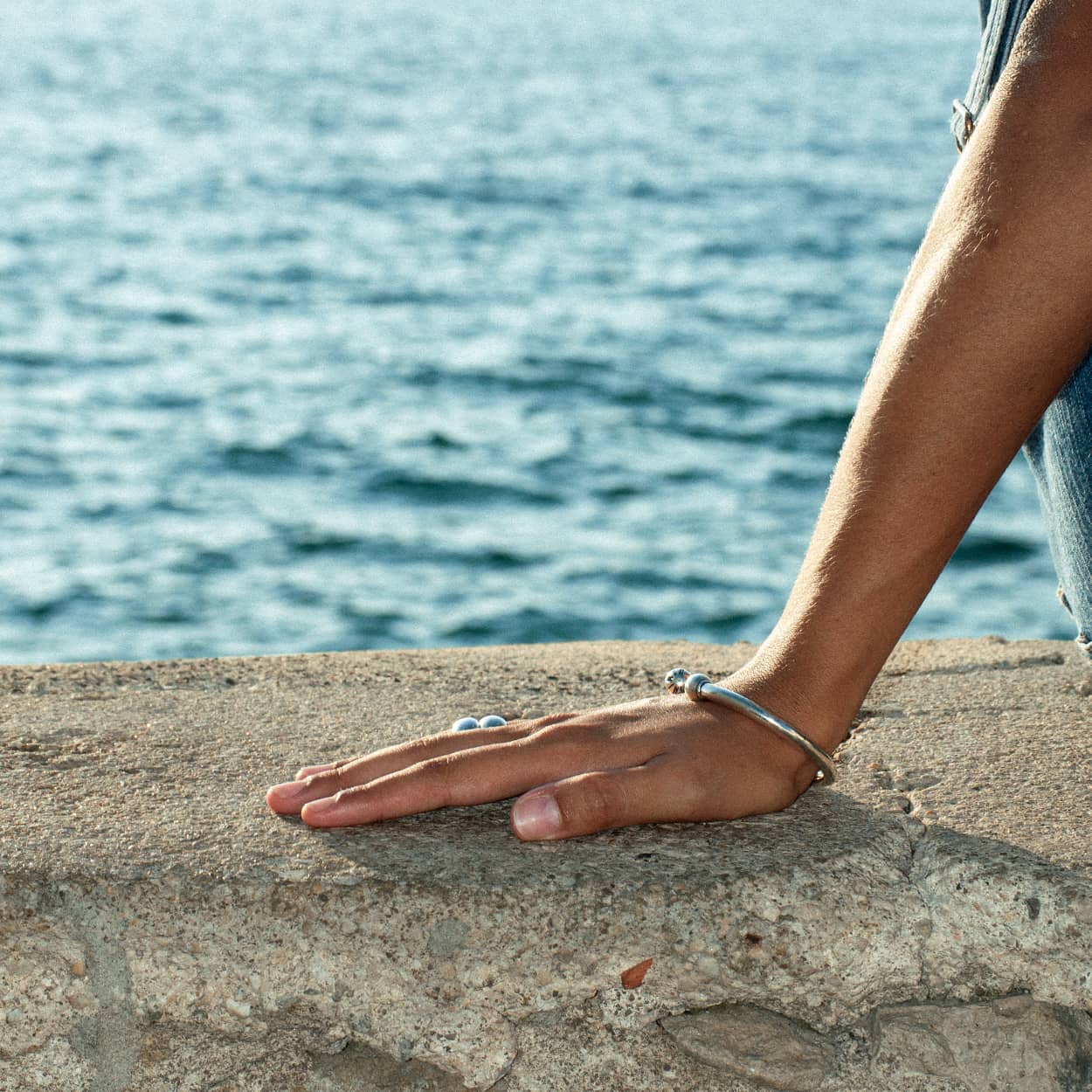 Atelier Domingo's bangle is made of a high-quality 925 Sterling silver plating (10 microns). It is adjustable to any wrist. It is made in Spain and for both men and women.