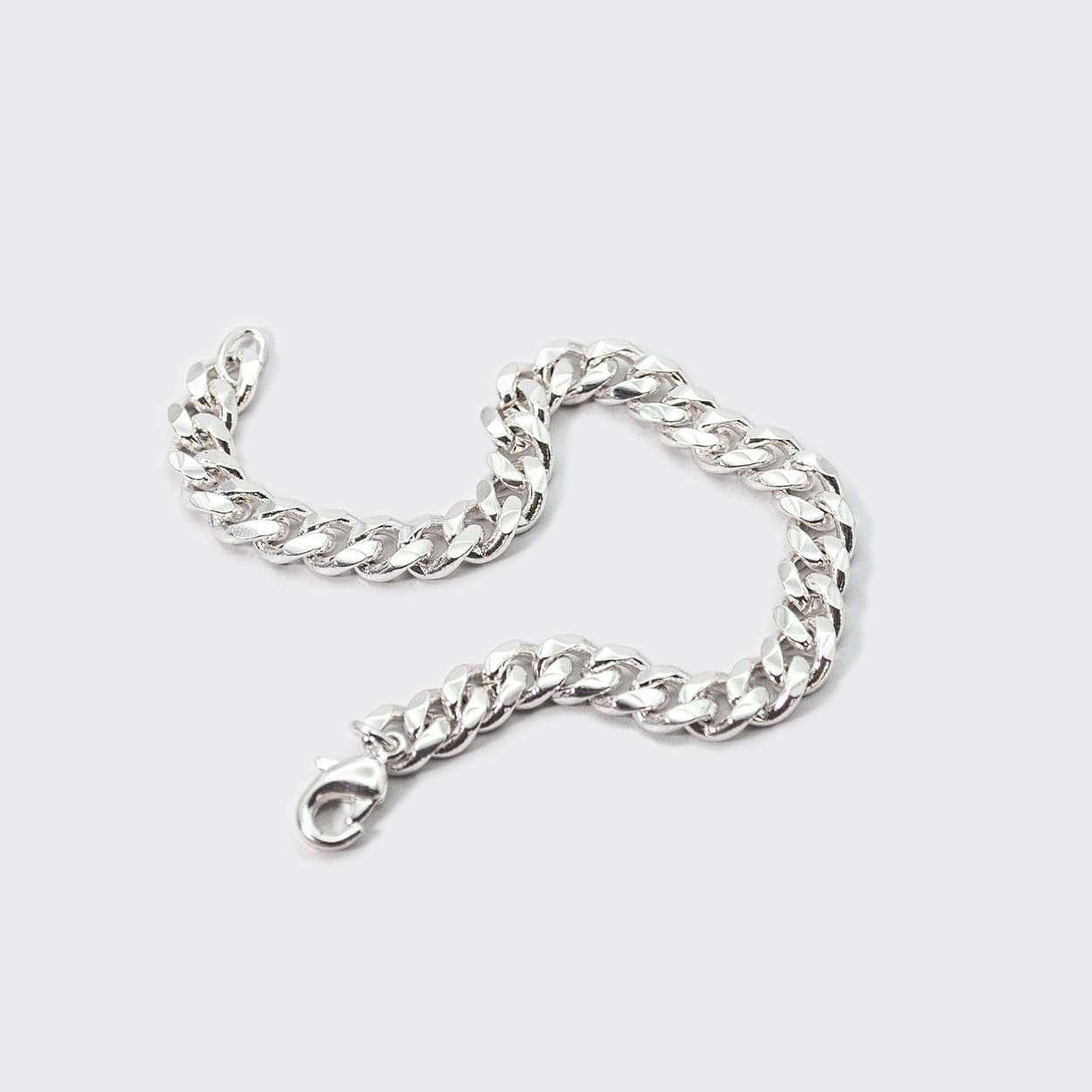 The Havana bracelet is a cuban chain made of a high-quality 925 Sterling silver (10 microns). It is made in Spain and fits both men or women. It is a unisex bracelet.