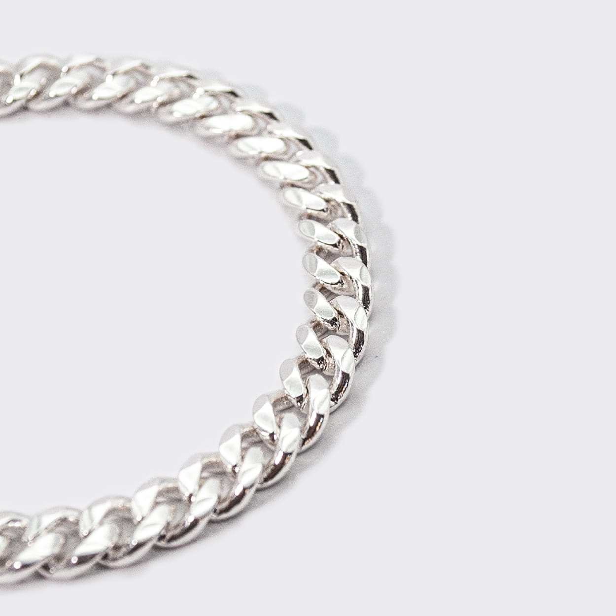 The Havana bracelet is a cuban chain made of a high-quality 925 Sterling silver (10 microns). It is made in Spain and fits both men or women. It is a unisex bracelet.