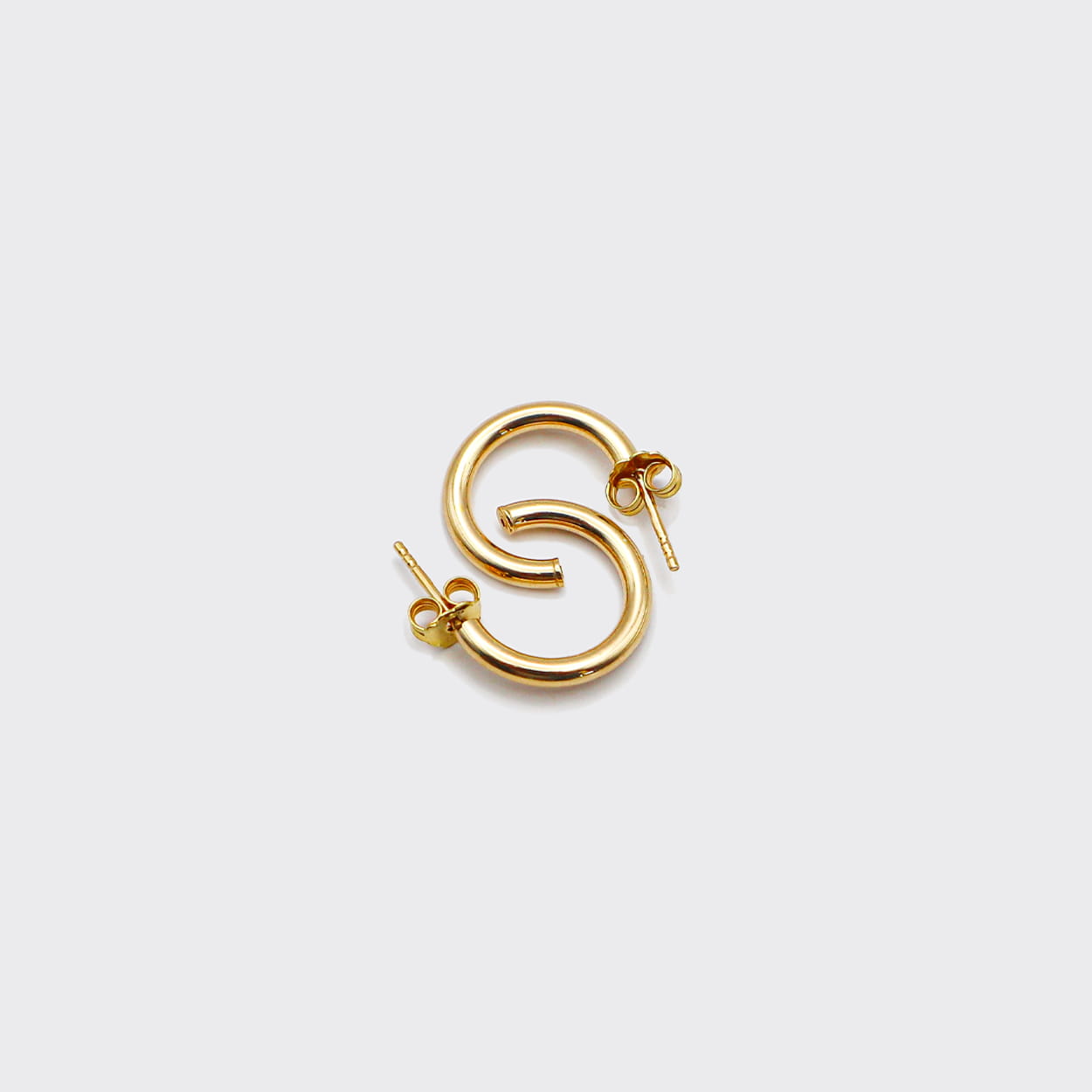 The Hoop 23 is a unisex, timeless and elegant earring designed by Atelier Domingo's. It is crafted in Italy and made of solid 925 Sterling silver with a high-quality 18 karat gold plating. It is a tribute to the famous number 23 of the Chicago Bulls. It is made to be worn every day, by men and women.