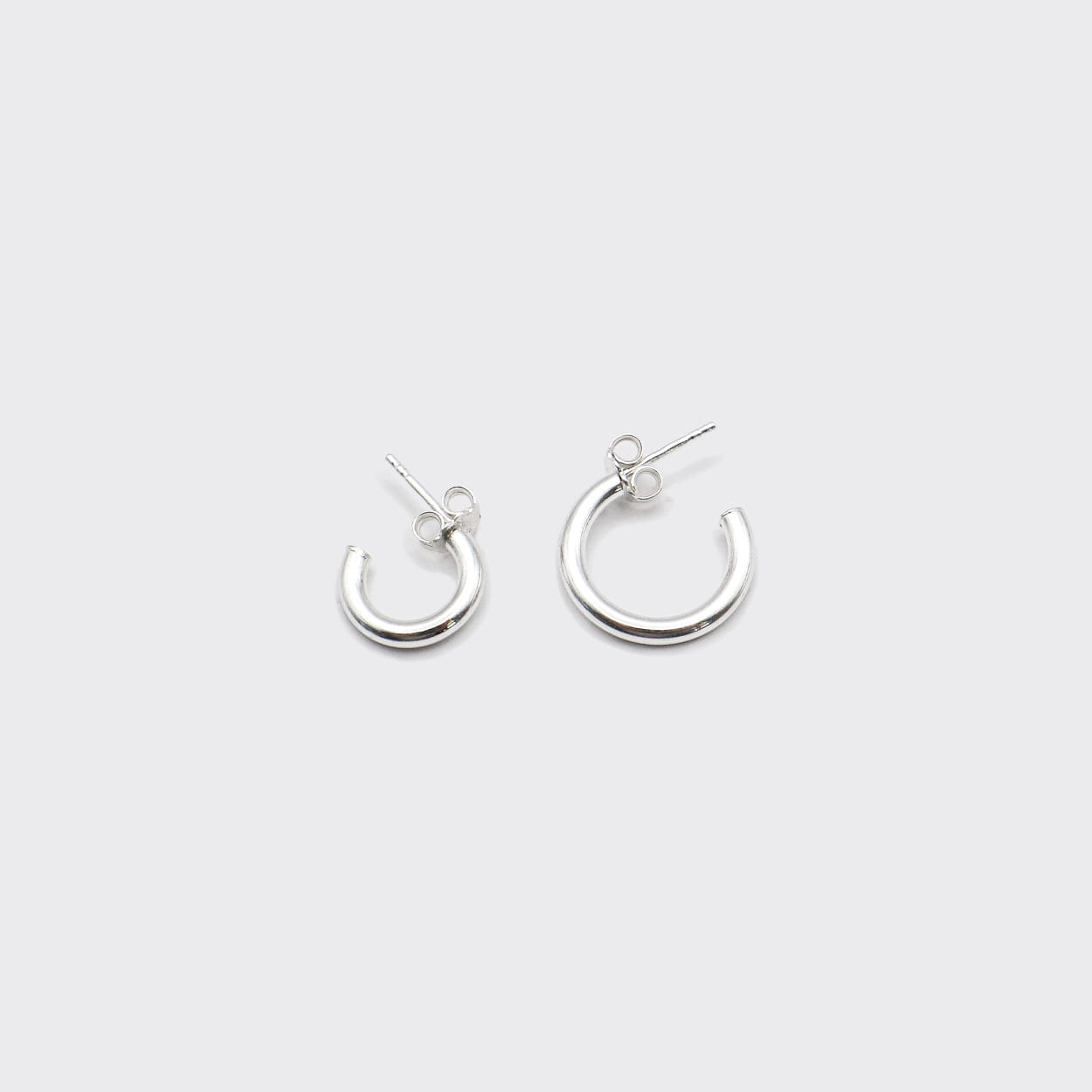 The Hoop 23 is a unisex, timeless and elegant earring designed by Atelier Domingo's. It is crafted in Italy and made of solid 925 Sterling silver. It is a tribute to the famous number 23 of the Chicago Bulls. It is made to be worn every day, by men and women.