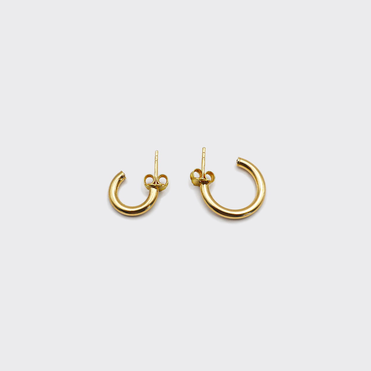 The Hoop 23 is a unisex, timeless and elegant earring designed by Atelier Domingo's. It is crafted in Italy and made of solid 925 Sterling silver with a high-quality 18 karat gold plating. It is a tribute to the famous number 23 of the Chicago Bulls. It is made to be worn every day, by men and women.