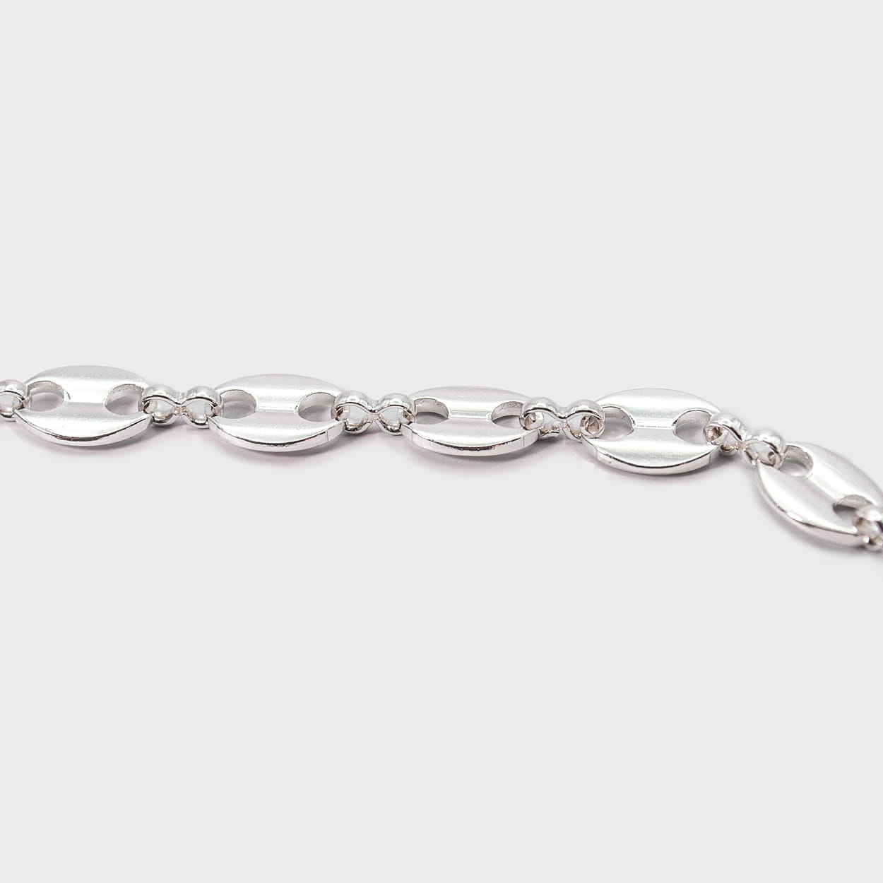 Atelier Domingo's La Mar bracelet is the classic coffee beans chain. It is made in Spain and this jewelry is made for both men and women. This unisex bracelet is made of a high-quality 925 Sterling silver plating.