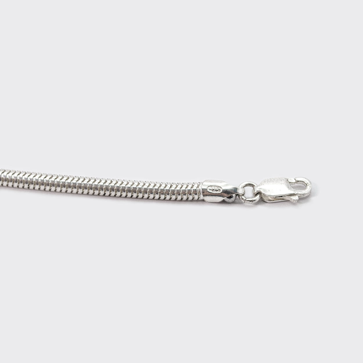 Atelier Domingo's Mamba silver bracelet is made of solid 925 Sterling silver. This unisex bracelet is the classic snake chain. This jewelry is made in Italy and designed to be a bracelet for both men and women.