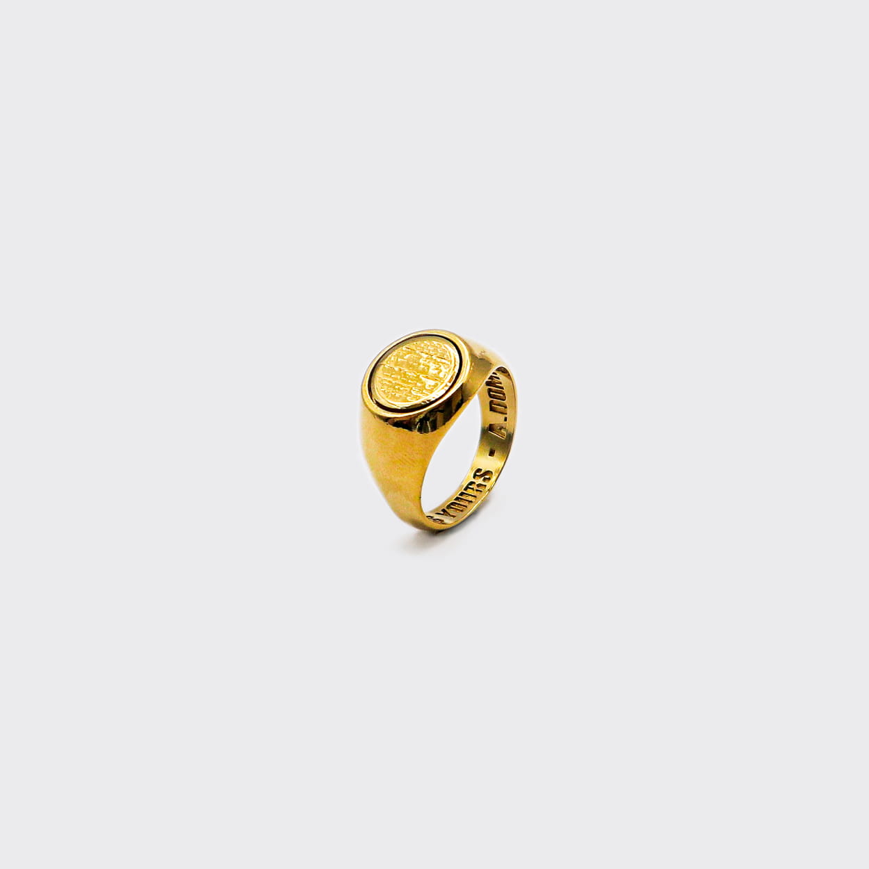 Atelier Domingo's Original gold ring is made in Spain. This unisex ring is for both men and women. This jewelry is made of a high-quality 24 karat gold plating. A timeless ring for both men and women.